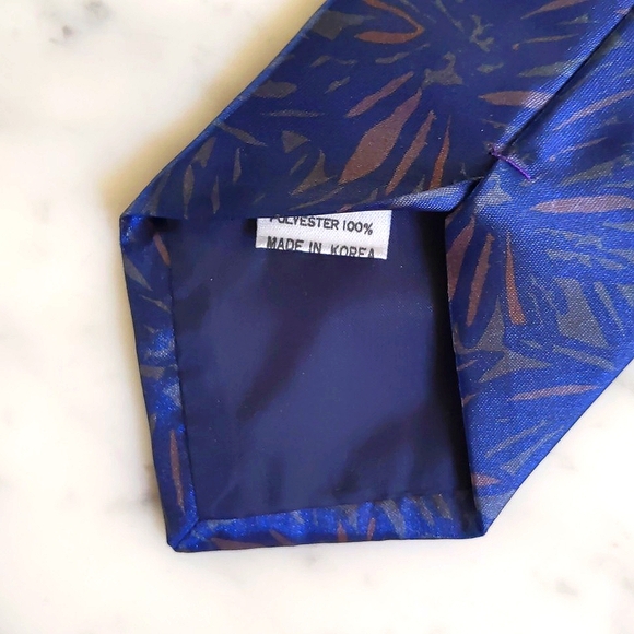 NWOT. Albeari 100% Polyester Tie with Multicolor Design Pattern. - Picture 5 of 5